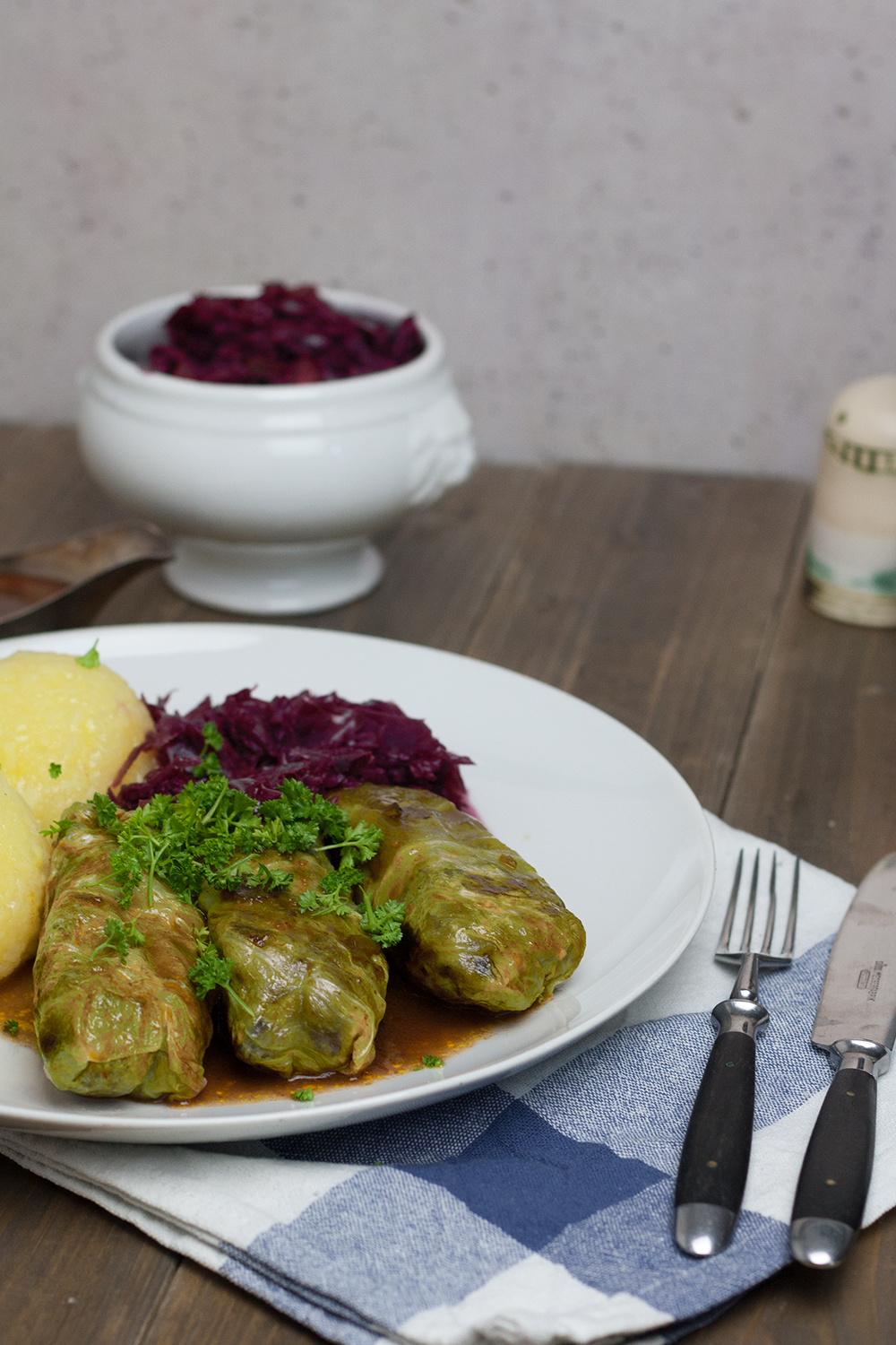 Vegane Kohlrouladen mit Maronen Füllung und Bratensoße