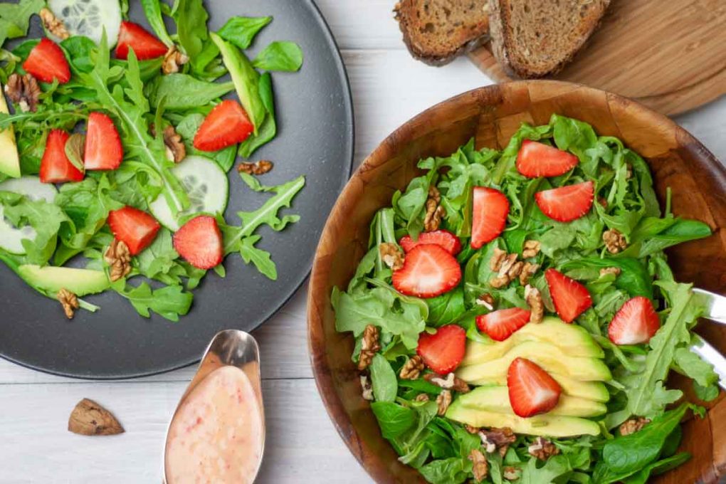 Sommersalat mit Erdbeeren und Pfirsich-Dressing - Mangold &amp; Muskat