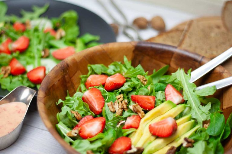 Sommersalat mit Erdbeeren und Pfirsich-Dressing - Mangold &amp; Muskat