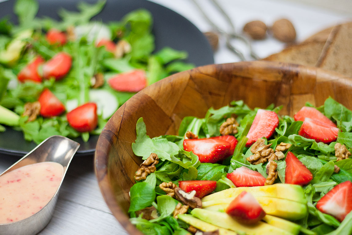 Sommersalat mit Erdbeeren und Pfirsich-Dressing - Mangold &amp; Muskat