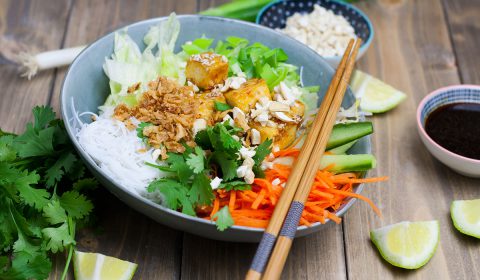 Veganer vietnamesischer Reisnudelsalat