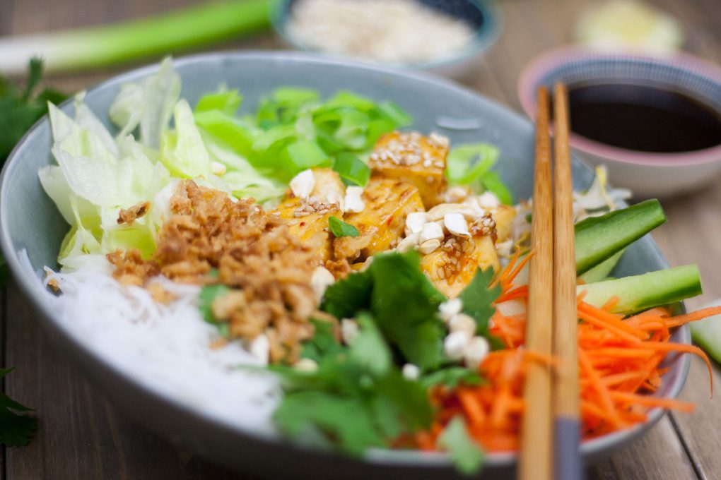Veganer Reisnudelsalat mit Tofu, Karotten, Gurke, Eisbergsalat