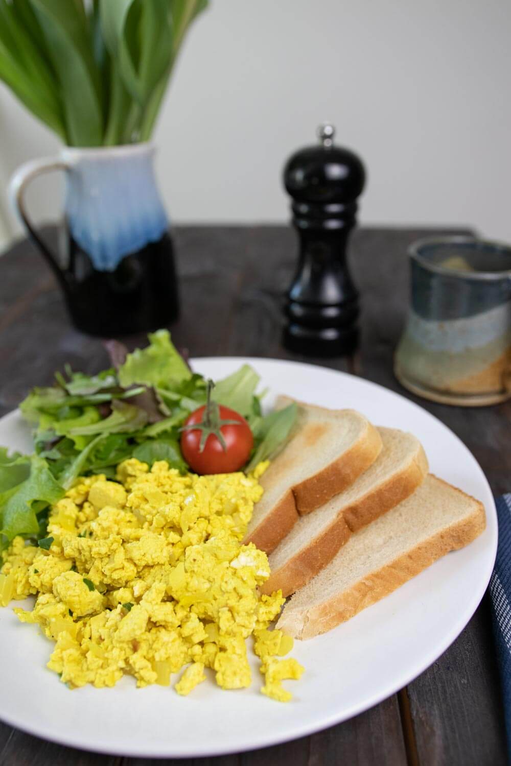 Veganes Frühstück mit Rührtofu