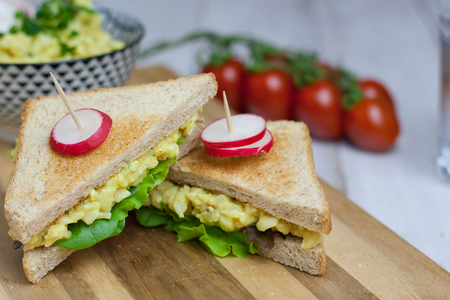 veganer Eiersalat auf Sandwich mit Radischen