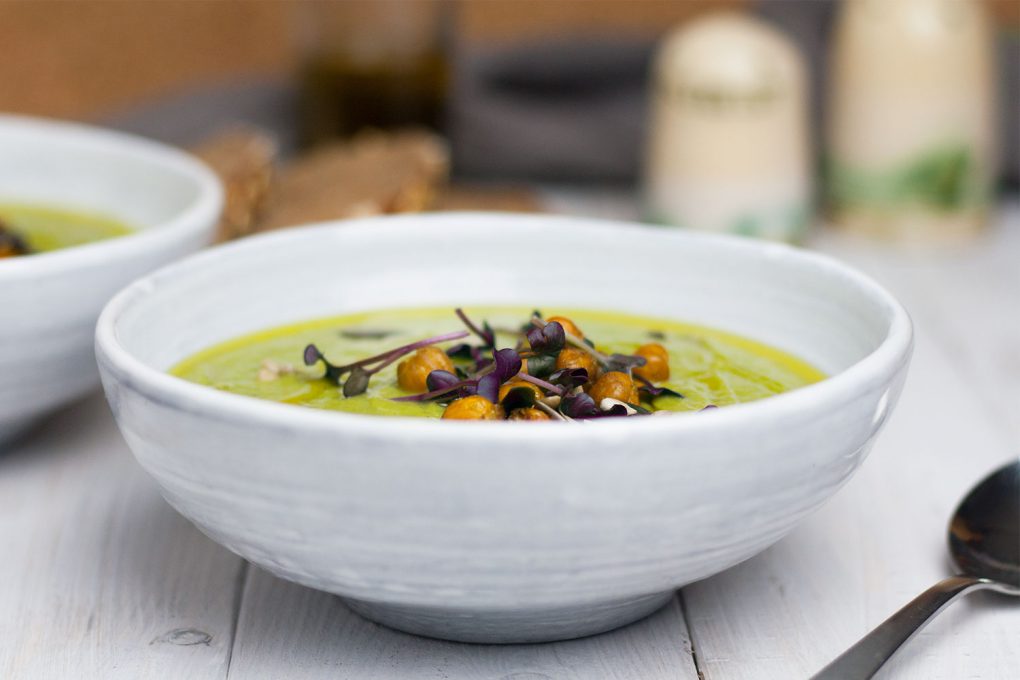 vegane Brokkoli-Lauch-Suppe mit Wasabi-Kichererbsen