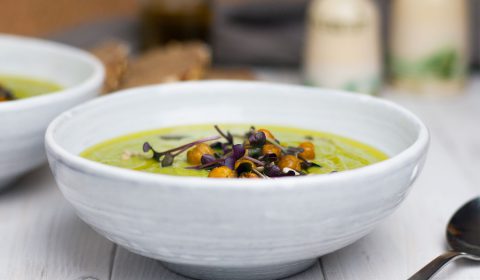 vegane Brokkoli-Lauch-Suppe mit Wasabi-Kichererbsen