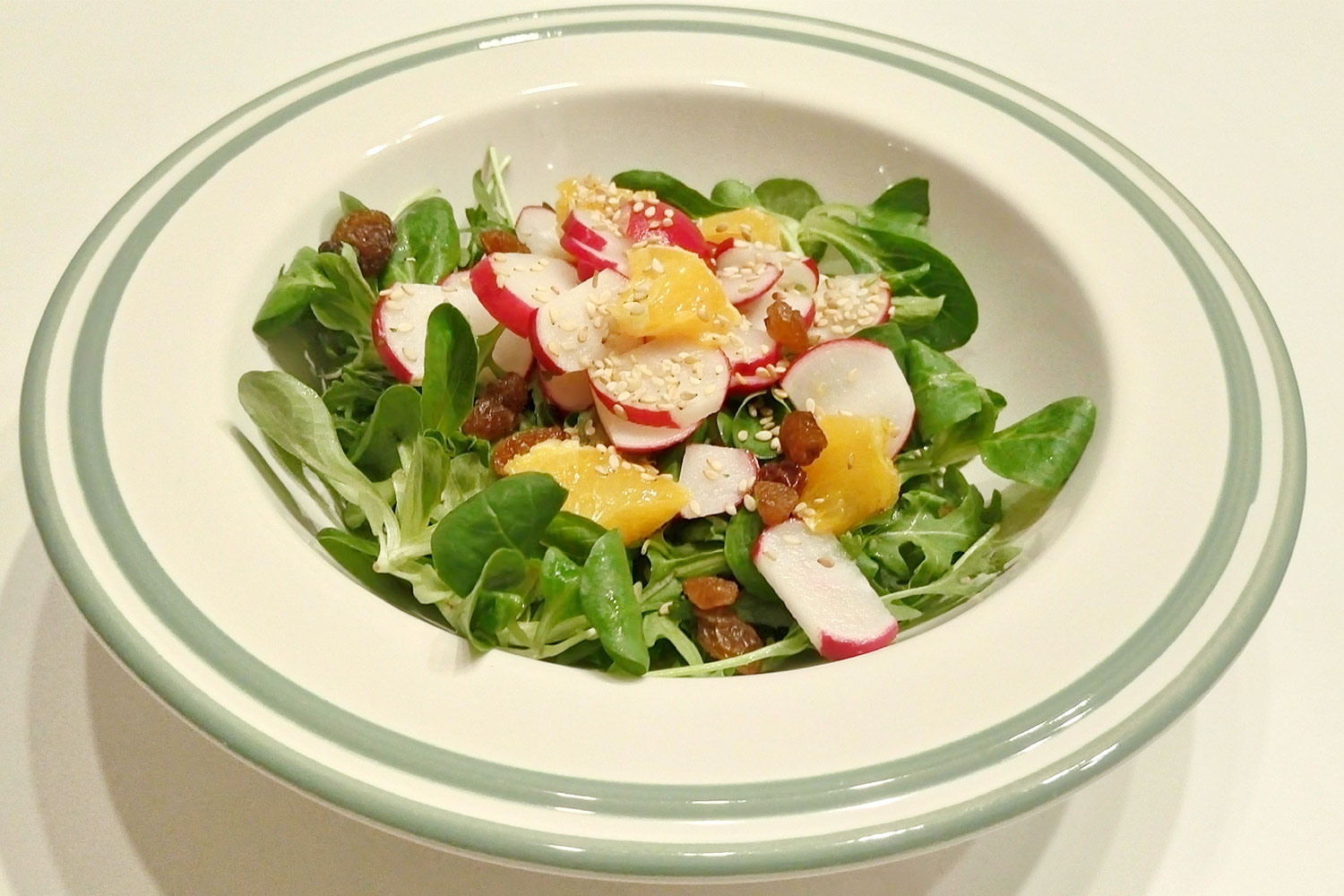 basisches Essen: großer Salat, während dem Basenfasten bzw. der Entgiftungskur gegessen