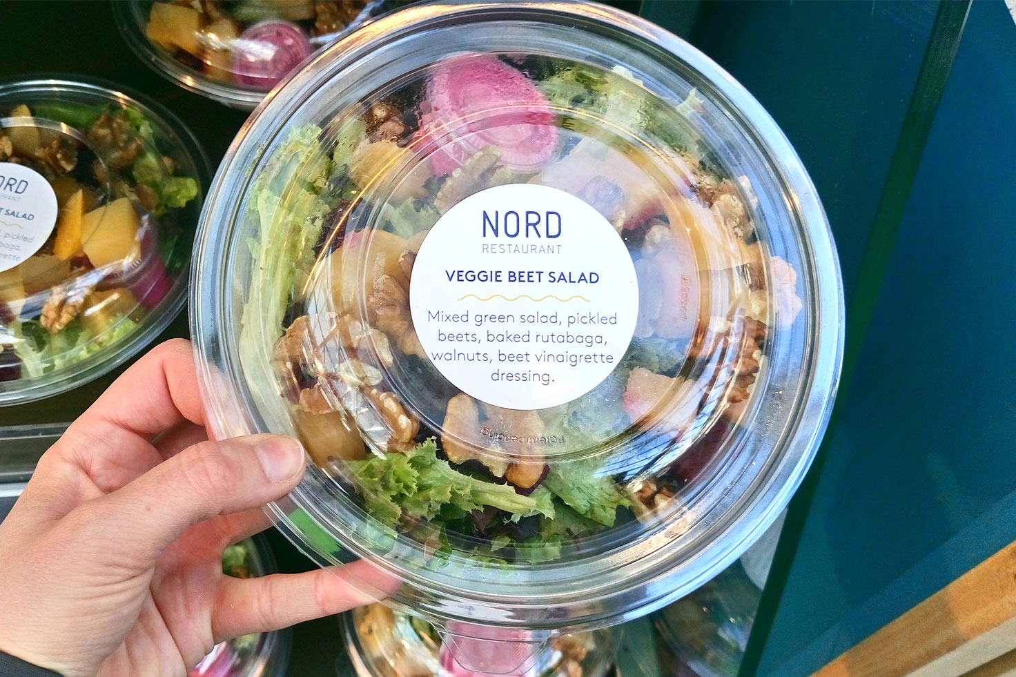 vegan essen in Island, hier veganer Salat am Flughafen