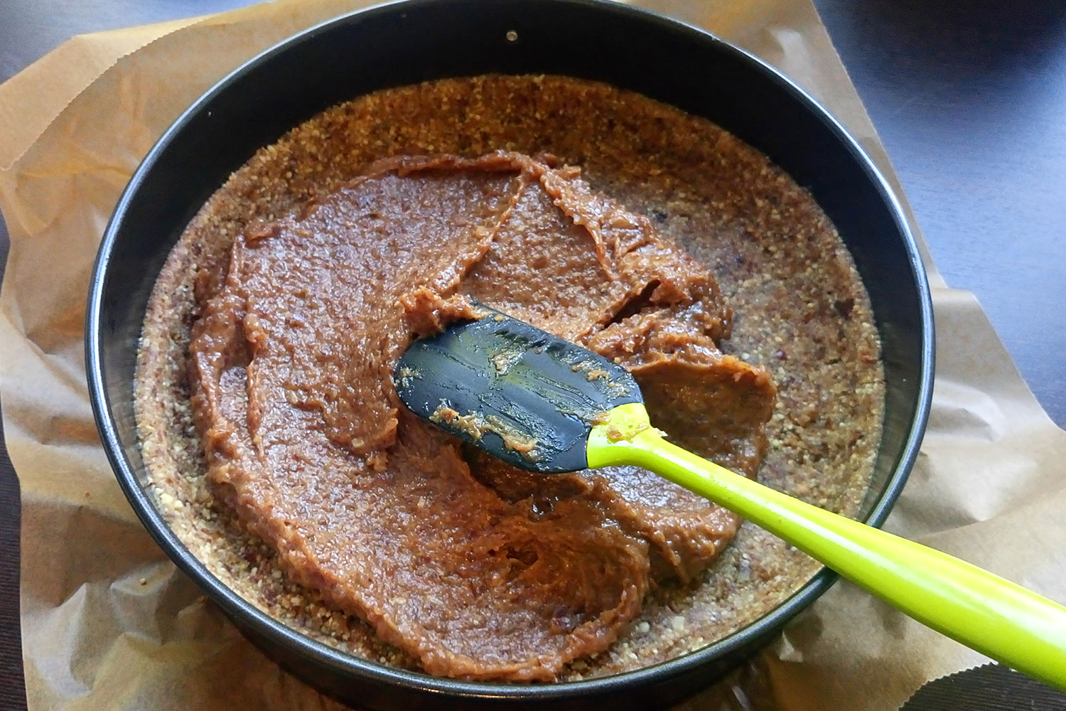 veganer rohköstlicher Banoffee Pie | Boden und Verteilen der Karamelschicht