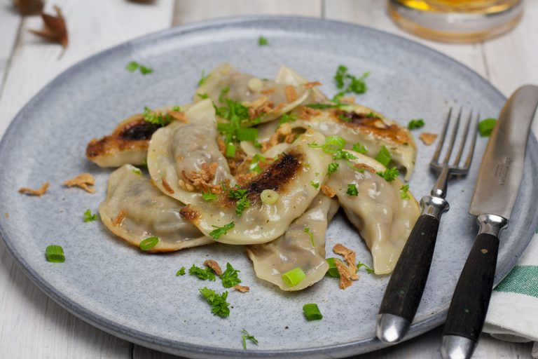 Vegane Piroggen - Teigtaschen mit Sauerkraut und Pilzen - Rezept