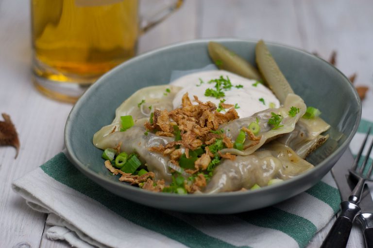 Vegane Piroggen - Teigtaschen mit Sauerkraut und Pilzen - Rezept