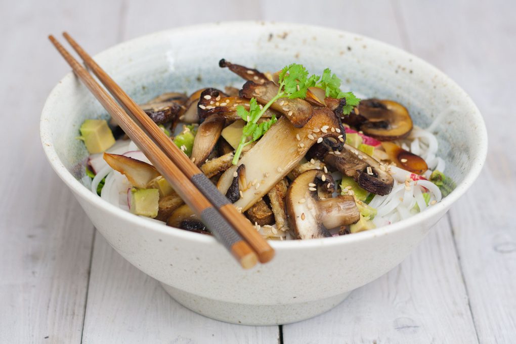 rice noodle salad with mushrooms and avocado |Reisnudelsalat mit Pilzen und Avokado