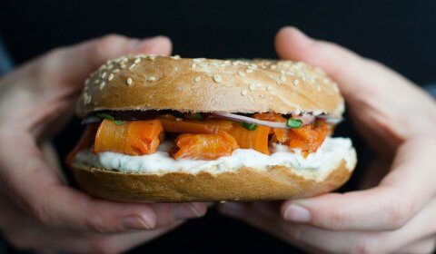 veganer Carrot Lox oder Karottenlachs von Mangold & Muskat hier auf einem Bagel