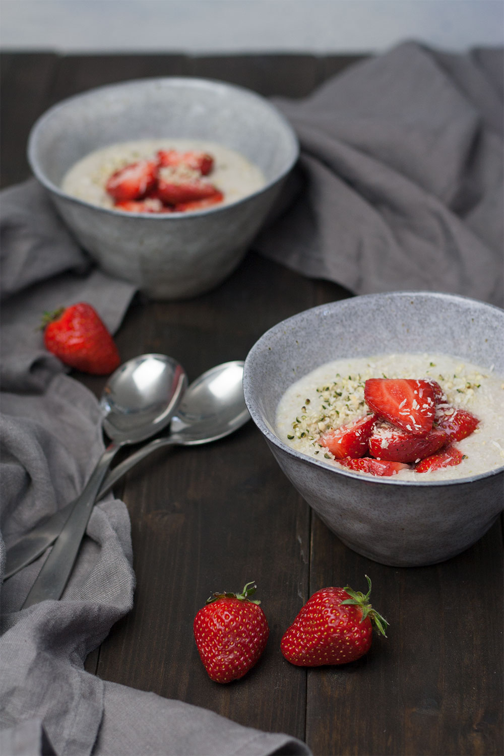 Rezept für glutenfreien Buchweizen-Porridge mit Erdbeeren, eine leckere Alternative zum Porridge mit Haferflocken