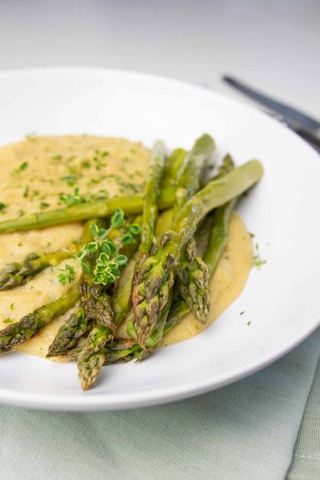 Grüner Spargel auf Kräuter-Polenta - veganes Rezept - Mangold &amp; Muskat