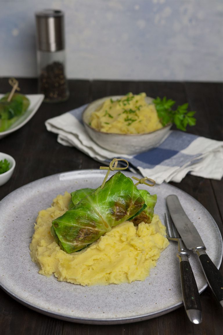 Kohlrouladen mit Pilzfüllung &amp; Pfeffersoße - Rezept - - Mangold &amp; Muskat