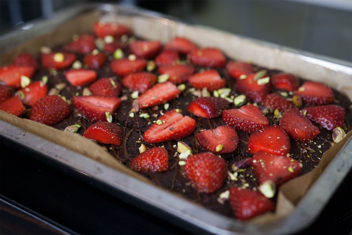 Rezept für vegane Schoko Brownies mit Erdbeeren und Pistazien