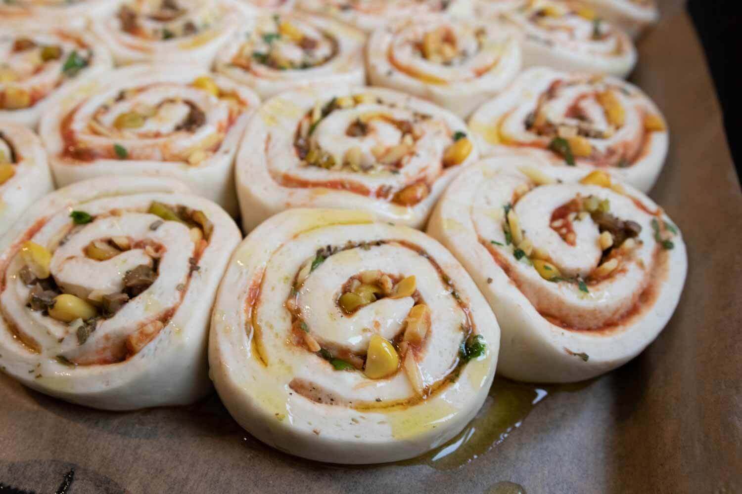 vegane Pizzaschnecken vor dem Backen nach dem gehen