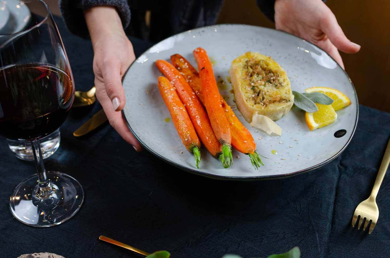 veganer, herzhafter Strudel mit glasierten Karotten zum Weihnachtsmenü