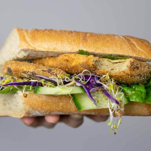 Seitan Schnitzel auf einem Sandwich