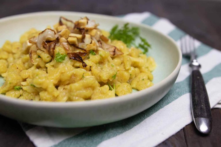 Vegane Käsespätzle - Einfaches Rezept aus 5 Zutaten