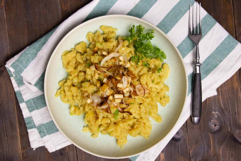 Vegane Käsespätzle - Einfaches Rezept aus 5 Zutaten