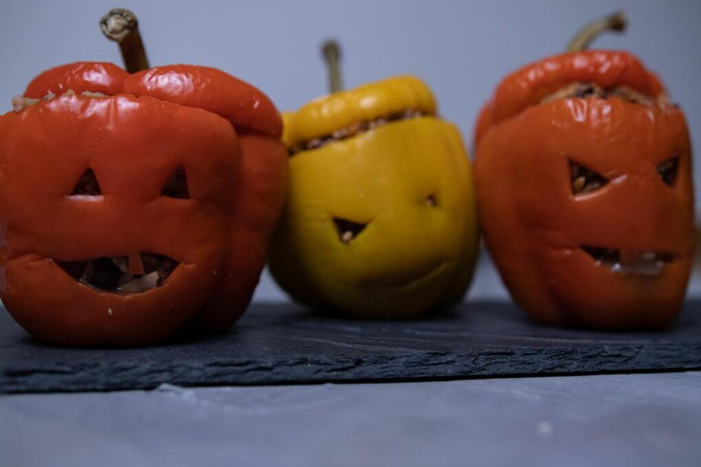 vegan Gefüllte Halloween-Paprika