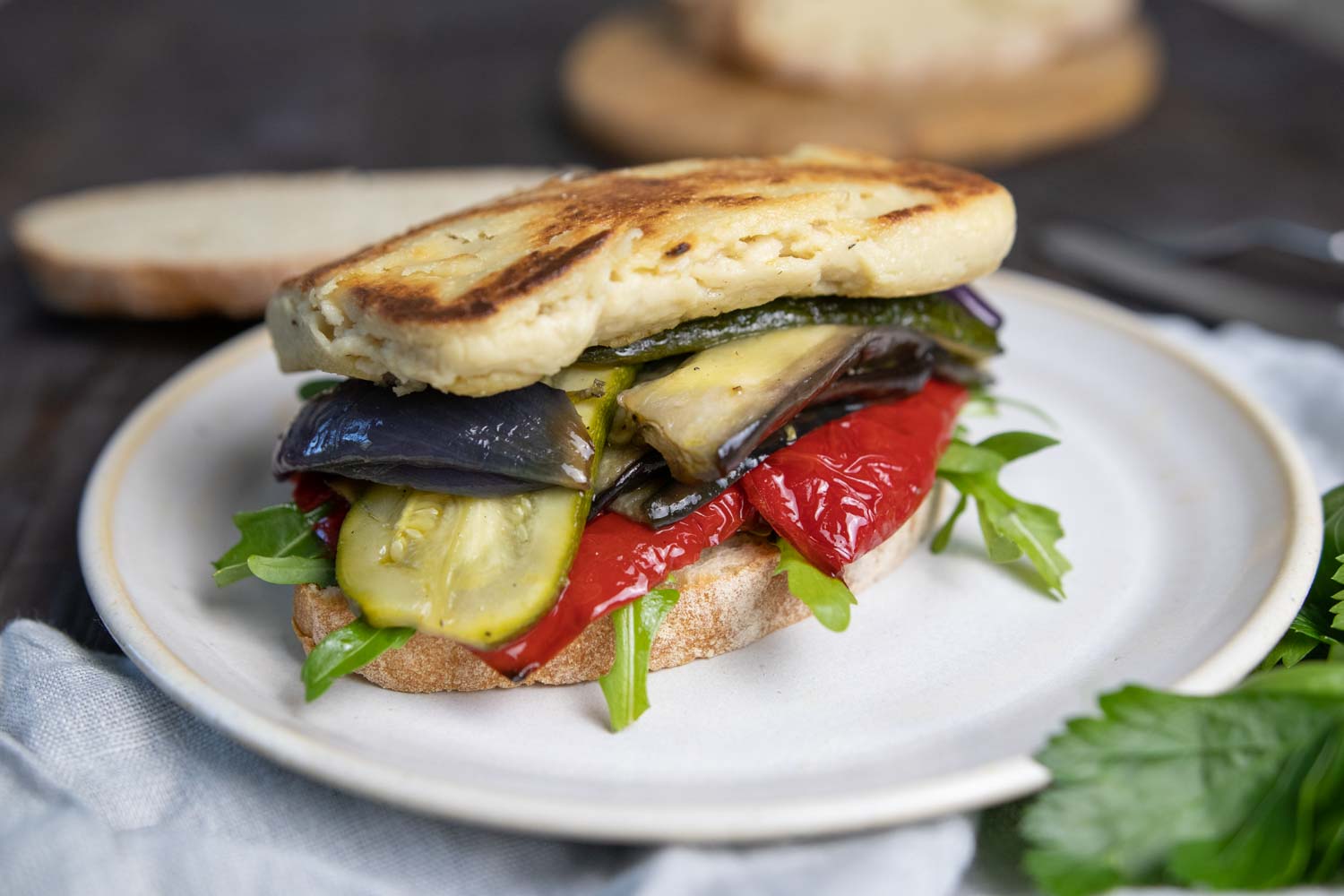 Antipasti-Sandwich mit veganem Halloumi