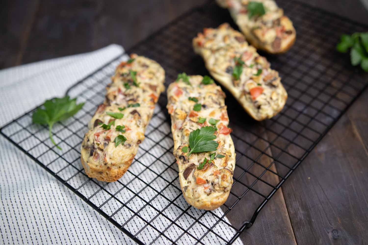 vegane Ofenbaguettes mit Champignons und Tomaten