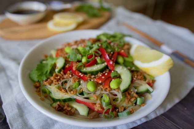 Veganer Glasnudelsalat mit Sojahack Rezept & Zubereitung