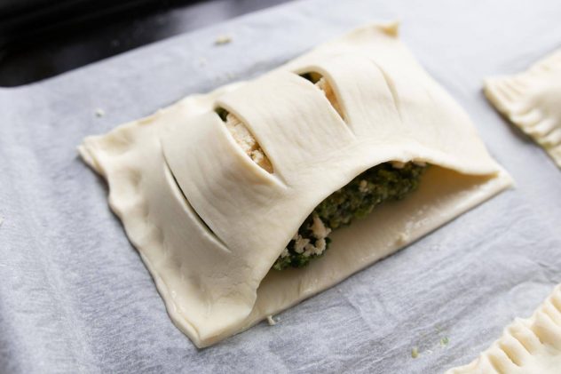 Vegane Blätterteig-Taschen - gefüllt mit Spinat und Tofu-Feta - Rezept