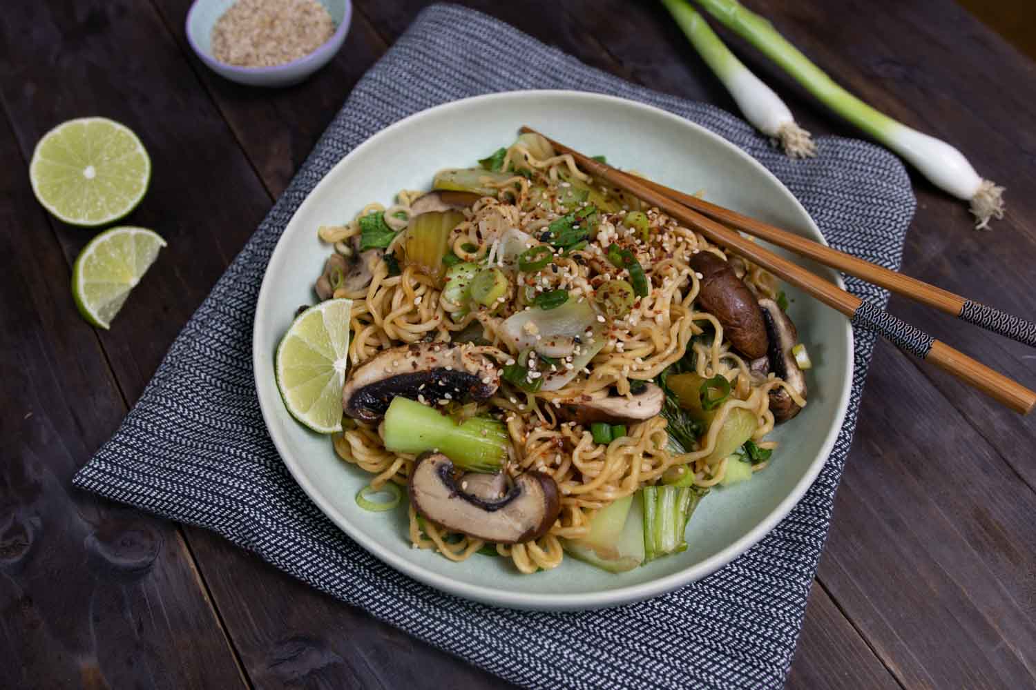 gebratene Nudeln mit Pak Choi