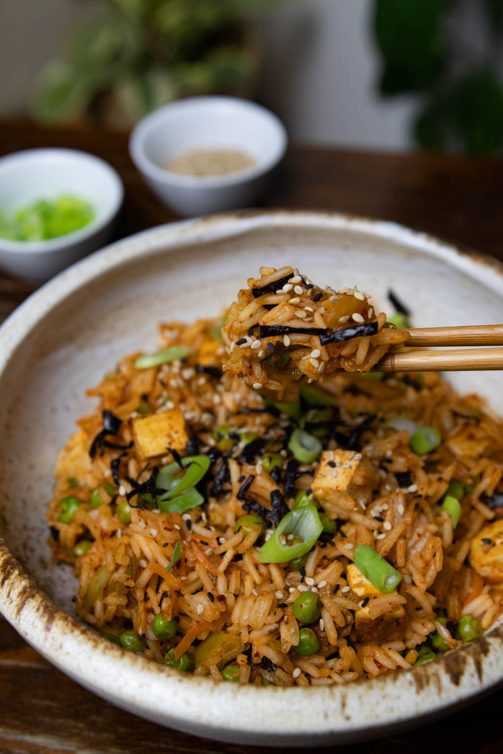 Veganes Gericht gebratener Reis mit Kimchi
