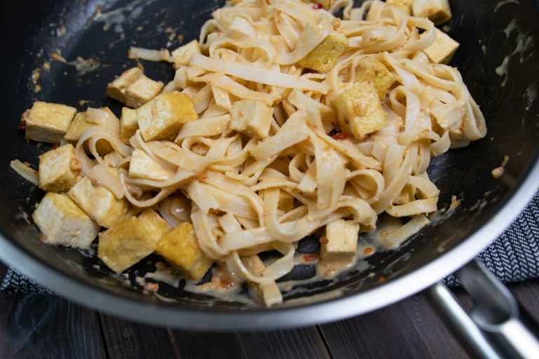 Asiatische Wraps mit Reisnudeln &amp; Tofu in Erdnusssoße - veganes Rezept