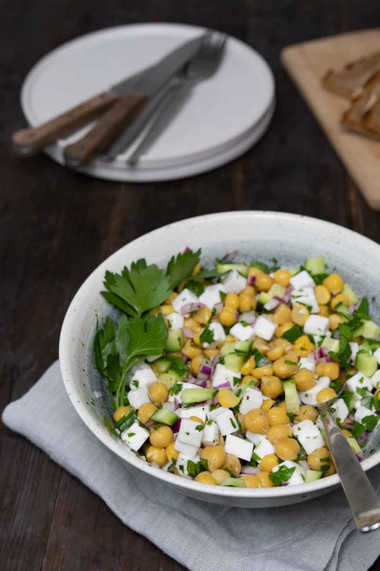 Kichererbsen-Salat mit Petersilie, veganem Feta und roter Zwiebel