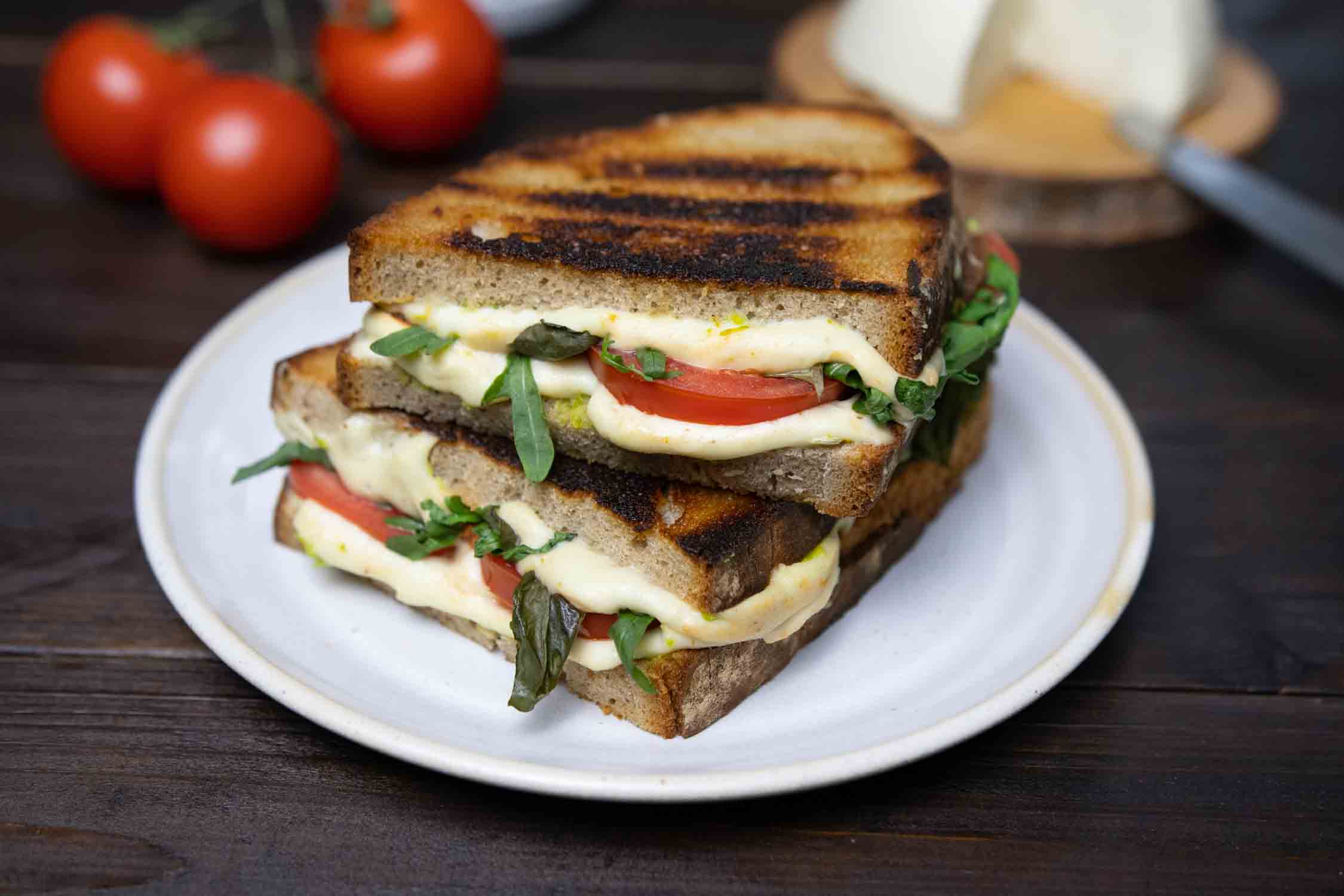 Caprese Sandwich mit geschmolzenem, veganen Käse