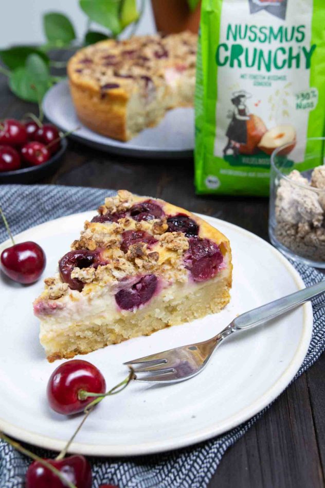Veganer Kirsch-Käsekuchen mit Knusper-Topping - Rezept
