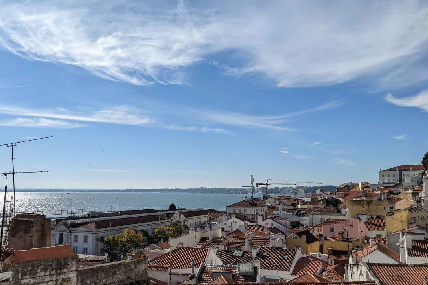 Blick von Alfama in Lissabon aufs Meer