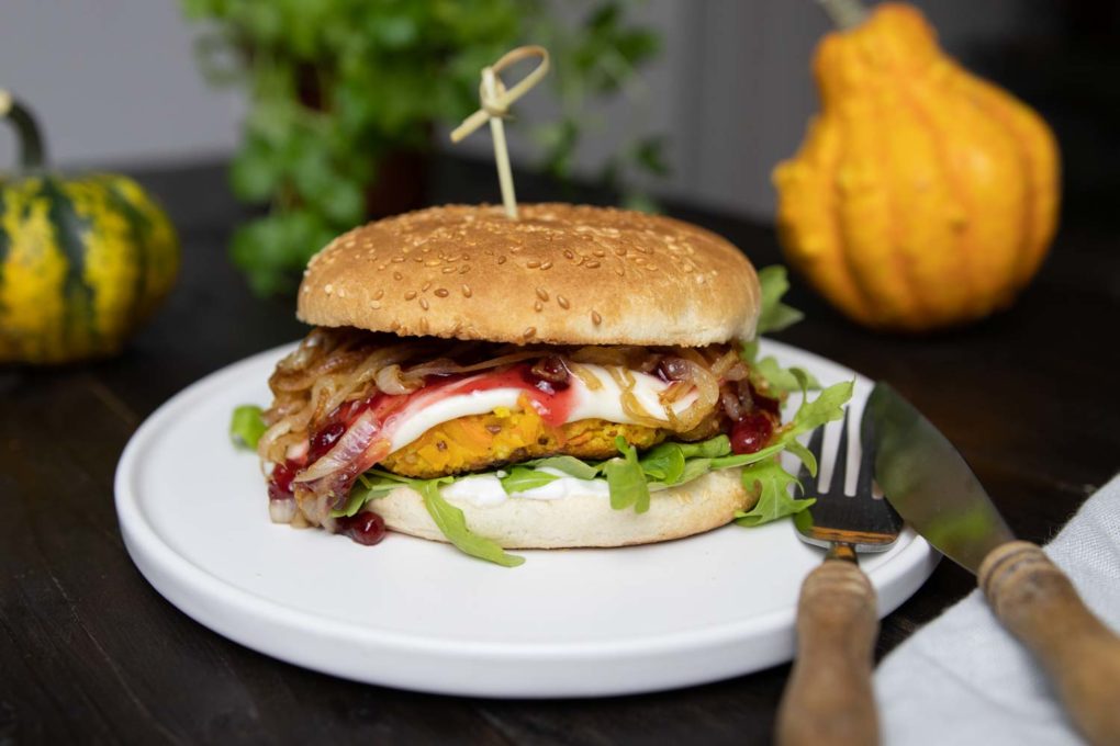 Veganer Kürbis-Burger mit Balsamico-Zwiebeln