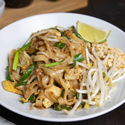 Veganes Pad Thai mit Tofu, Sprossen und Erdnüssen