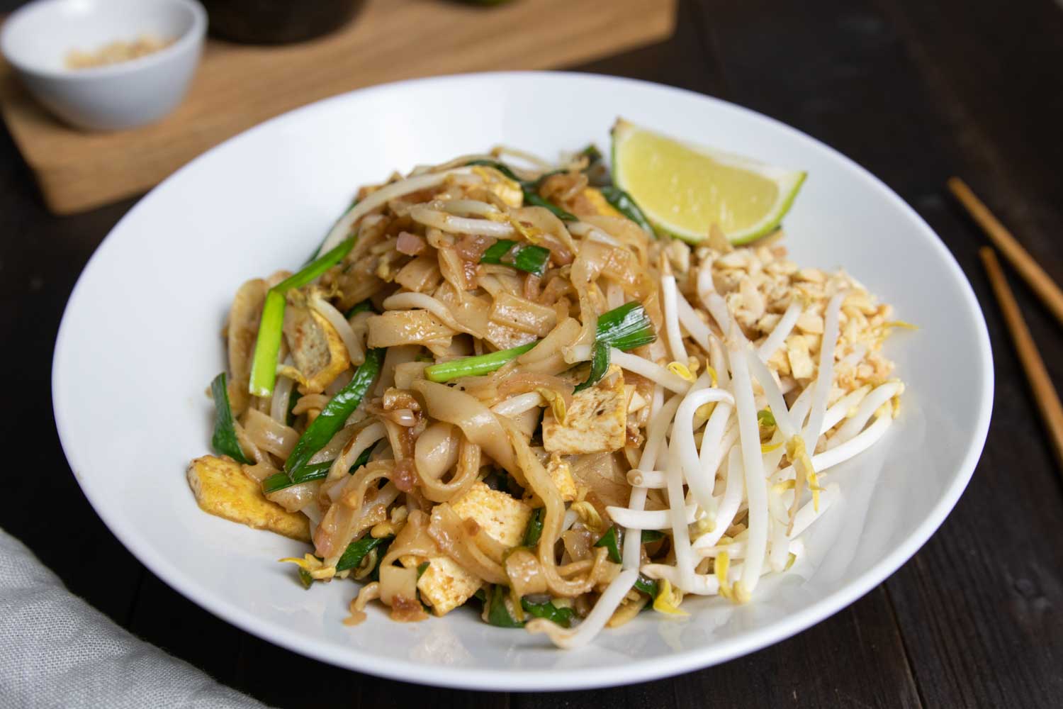 Veganes Pad Thai mit Tofu, Sprossen und Erdnüssen
