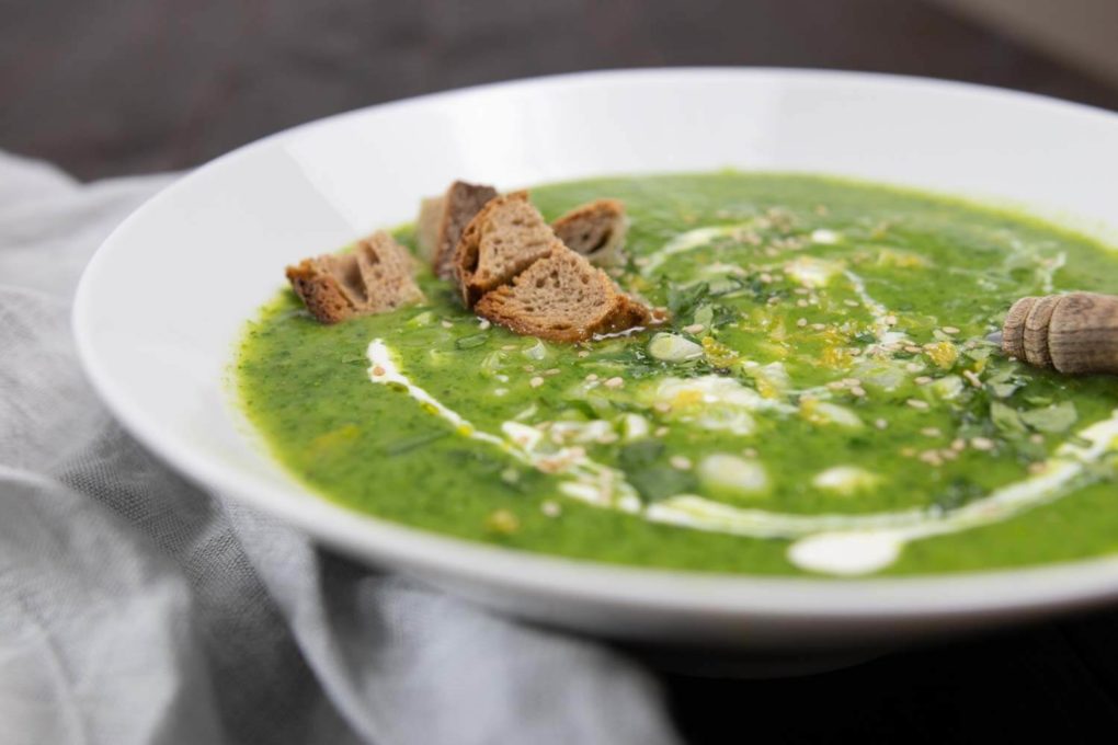 Radieschengrün-Suppe mit grünen Erbsen - Einfaches, veganes Rezept