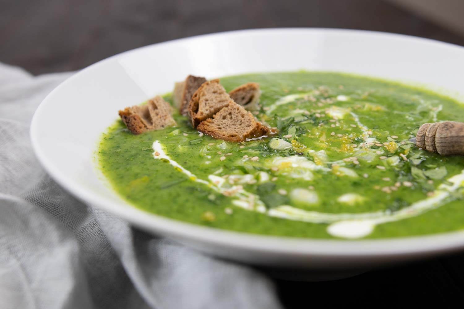 Suppe mit Radieschengrün und grünen Erbsen