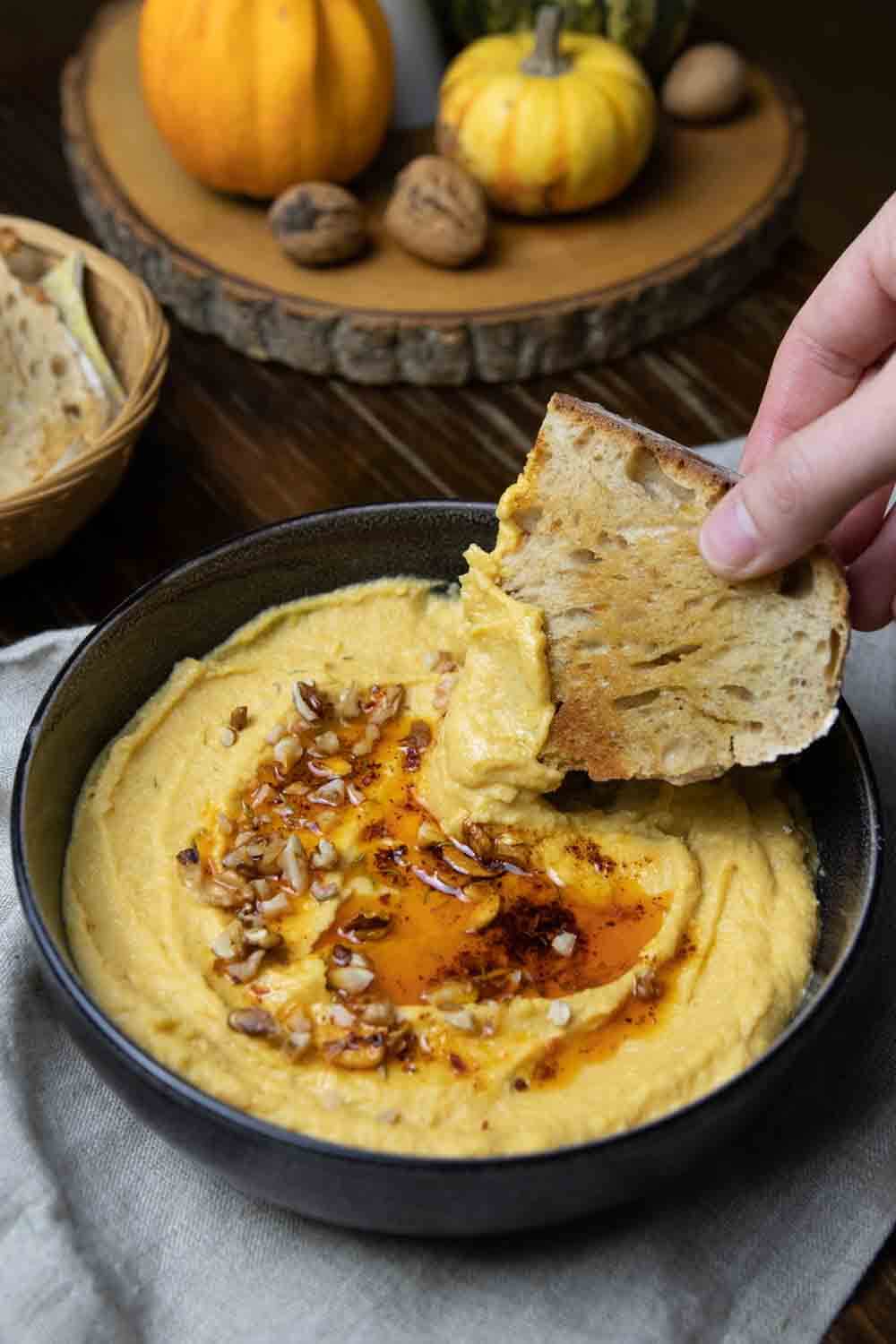 cremiger Kürbis-Hummus zum Dippen