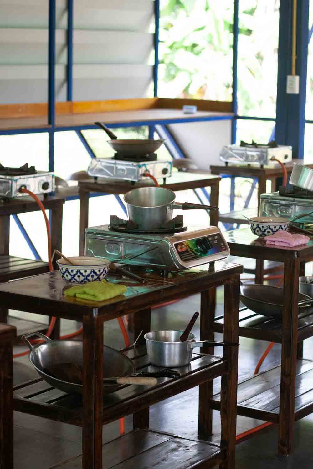 Kochstationen im Kochkurs von Baan Farm Thai Cooking School, Chiang Mai