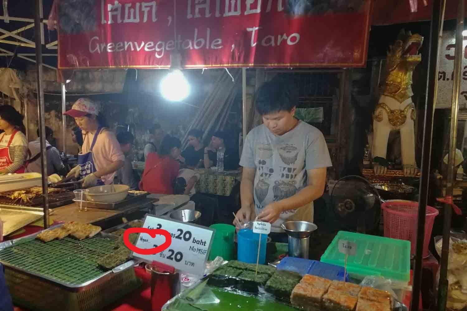 Streetfood in Chiang Mai mit veganer Kennzeichnung