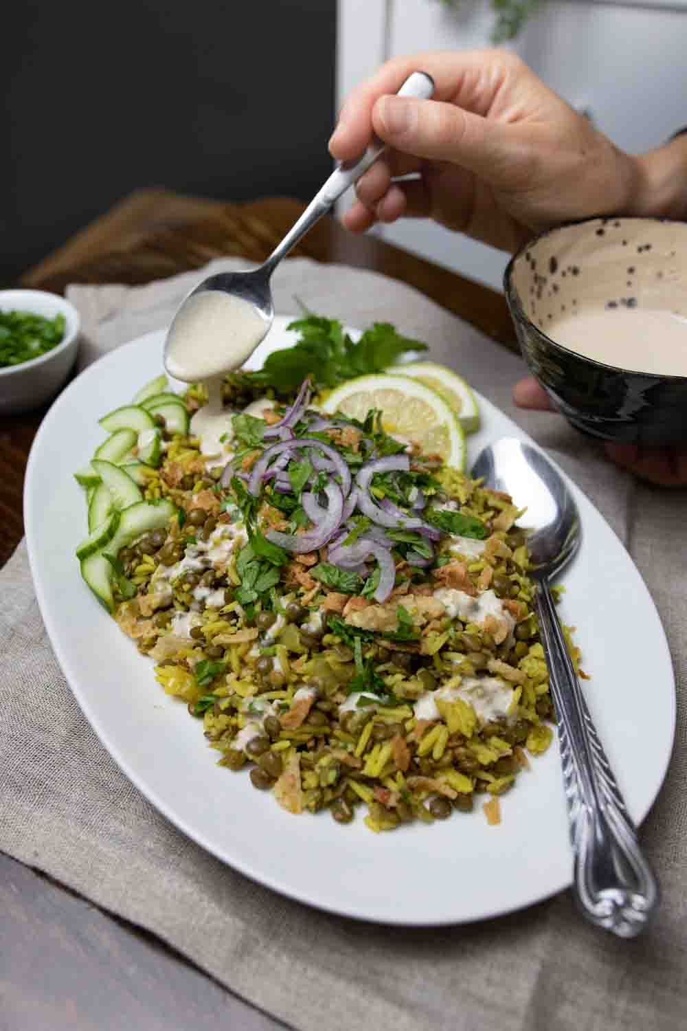 Veganes One-Pot-Gericht aus Reis, Linsen und Zwiebeln