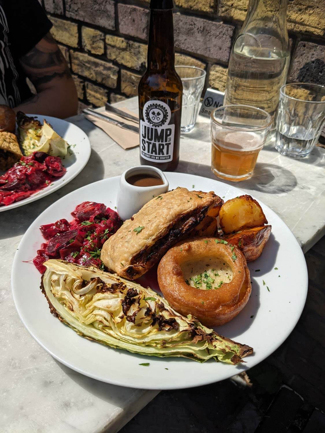 Eine Portion veganer Sunday Roast in Van Gogh Cafe