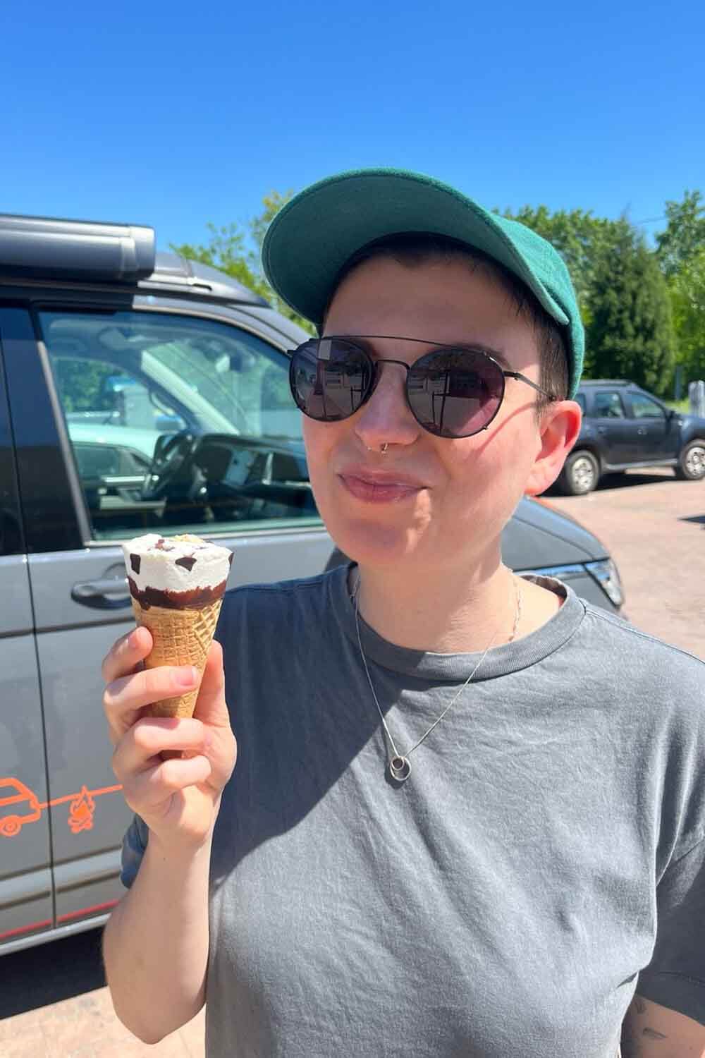 Anne beim Eis essen