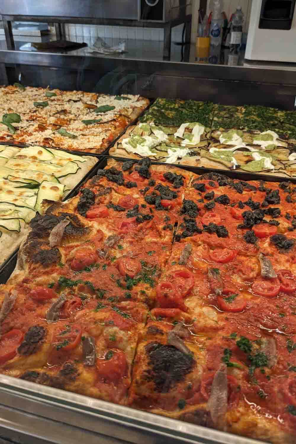 Pizzastücke in Bologna